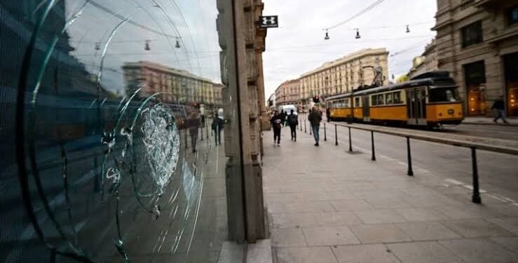 BUTIK jenama mewah terkemuka di pusat bandar Milan memilih untuk tidak beroperasi susulan insiden rompakan dan vandalism pada hujung minggu lalu.-GAMBAR AGENSI