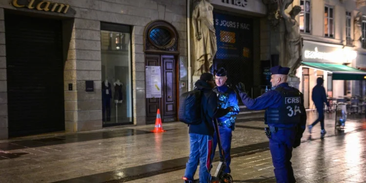 PERINTAH berkurung di beberapa bahagian pusat Paris berkuat kuasa dari pukul 11 malam hingga 6 pagi waktu tempatan.-GAMBAR AFP