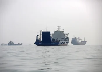 Dua kapal tangki minyak terbakar terkena periuk api di Selat Hormuz