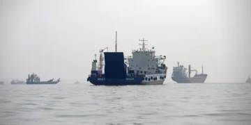 Dua kapal tangki minyak terbakar terkena periuk api di Selat Hormuz