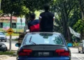 Padah duduk atas bumbung kereta bergerak, polis buru individu terlibat