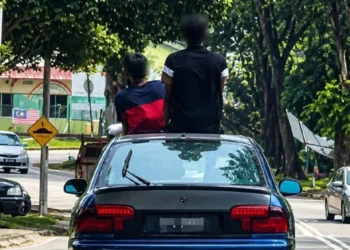 Padah duduk atas bumbung kereta bergerak, polis buru individu terlibat