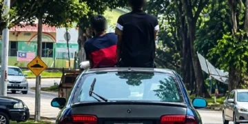 Padah duduk atas bumbung kereta bergerak, polis buru individu terlibat