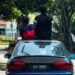 Padah duduk atas bumbung kereta bergerak, polis buru individu terlibat