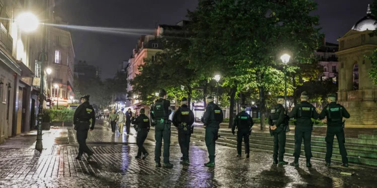 POLIS melakukan rondaan di sekitar daerah Les Halles di Paris, Perancis.- GAMBAR Le Parisien/ABACA Press/TNS
