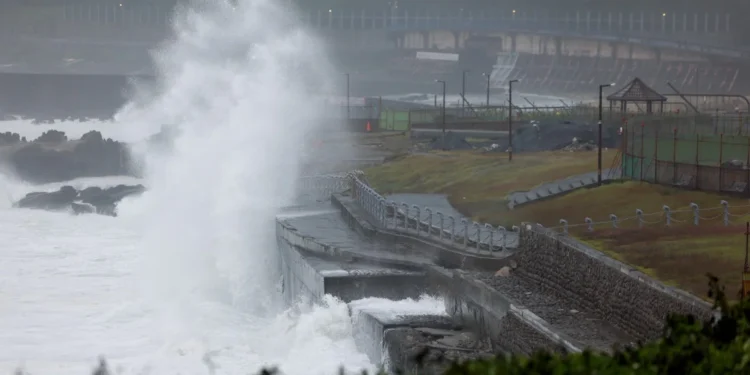 OMBAK besar akibat Taufan Champi di Keelung, Taiwan. FOTO REUTERS