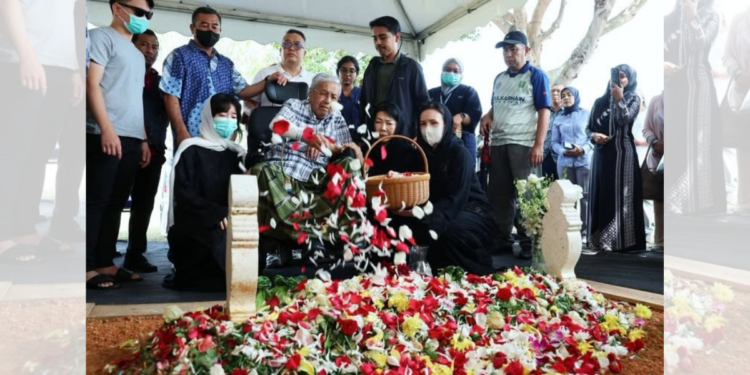 TUN DR. MAHATHIR menabur bunga mawar ketika menziarahi pusara Tun Dr. Siti Hasmah di Pusara Negara, Putrajaya.-FOTO SINAR HARIAN